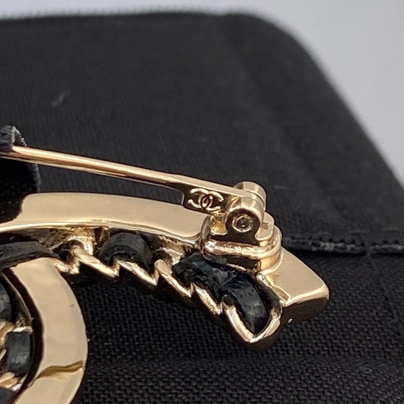 CHANEL 2022P GOLDEN TONE CC LOGO BLACK LEATHER CHAIN BROOCH PIN CHARM - Picture 14 of 15